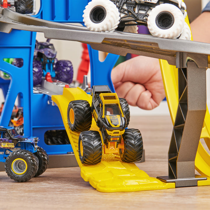 ミニカー Monster Jam Garage Playset ndsirifps704pxi8omlg_720x.jpg?